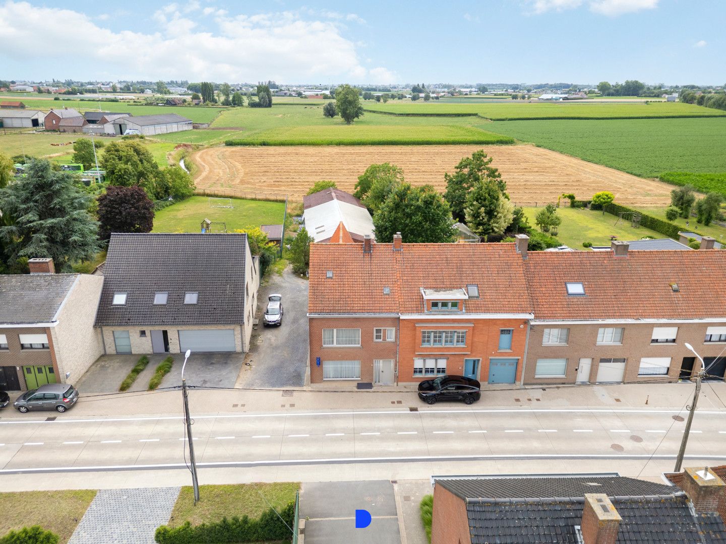 Half open woning met stalling/loods. foto 3