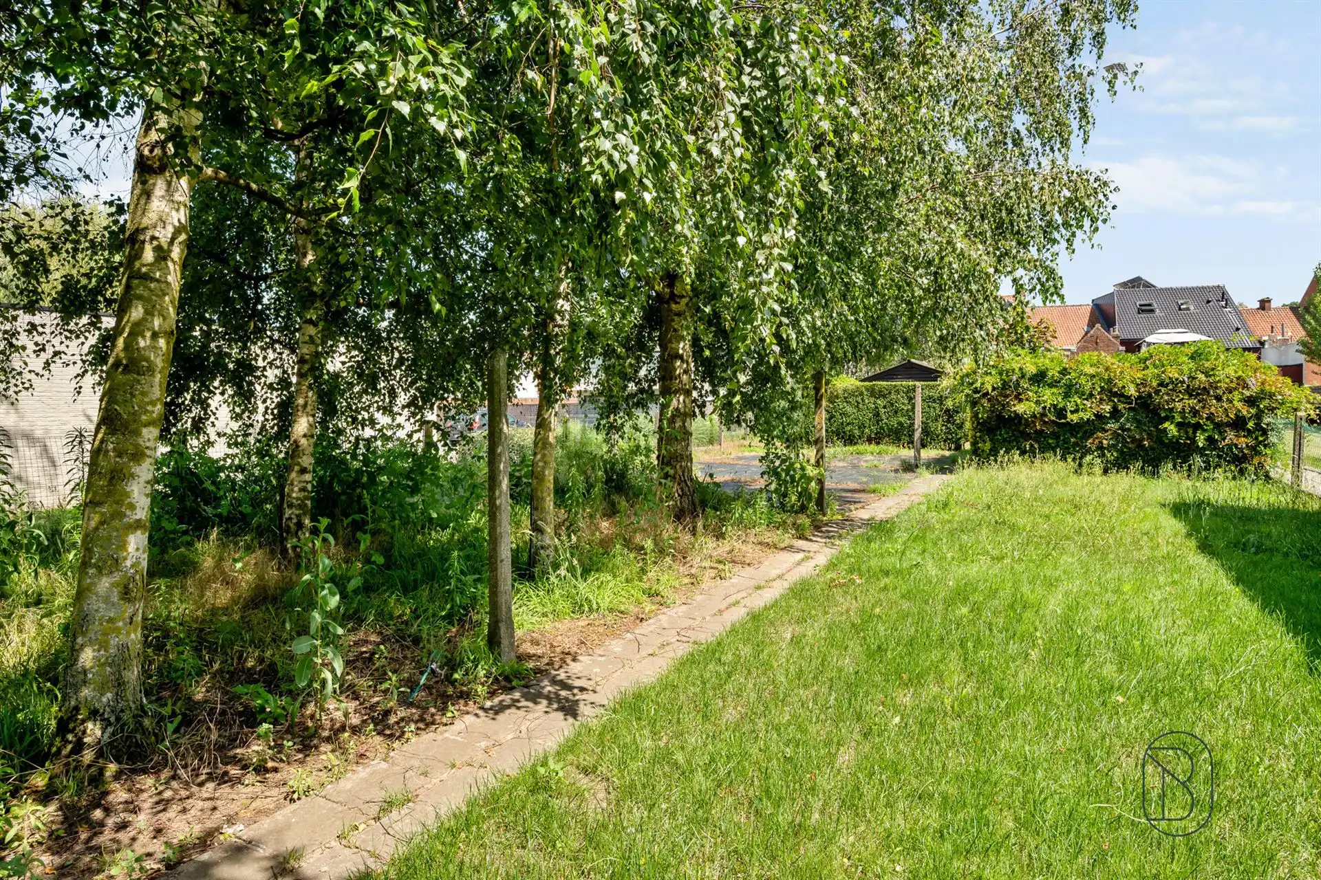 Goedgelegen woning met grote zongerichte tuin en garage foto 2