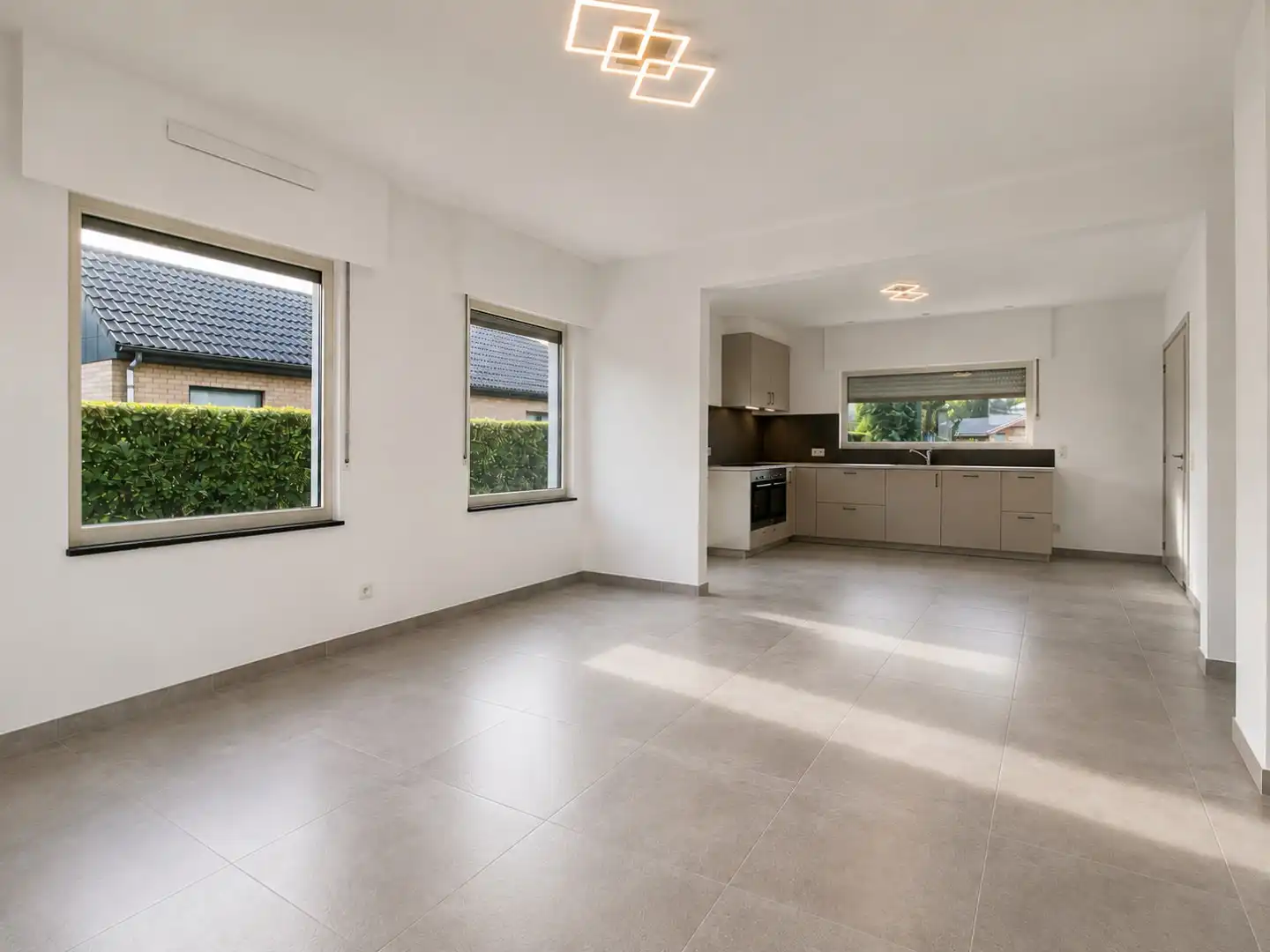 Gerenoveerde open bebouwing met drie slaapkamers, bureau en ruime tuin te huur in Merendree foto 2