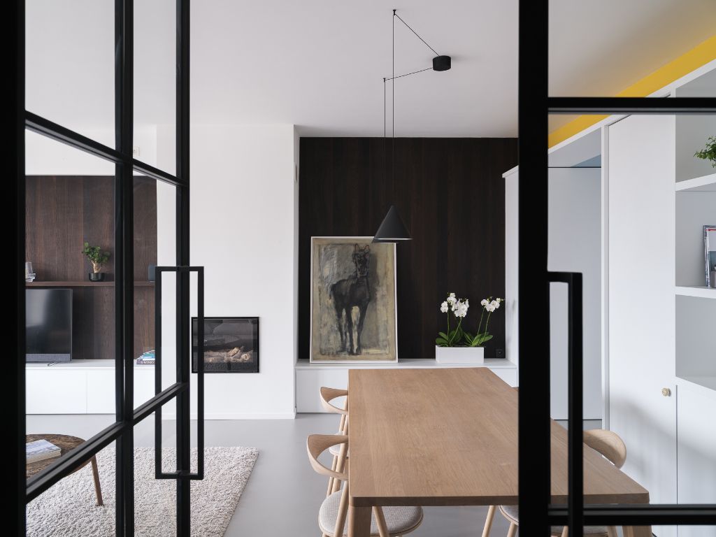 Omgeving Sint-Pietersstation. Stijlvol en architecturaal gerenoveerd appartement met 2 volwaardige slaapkamers, privatieve staanplaats en een zonnig terras. foto {{pictureIndex}}
