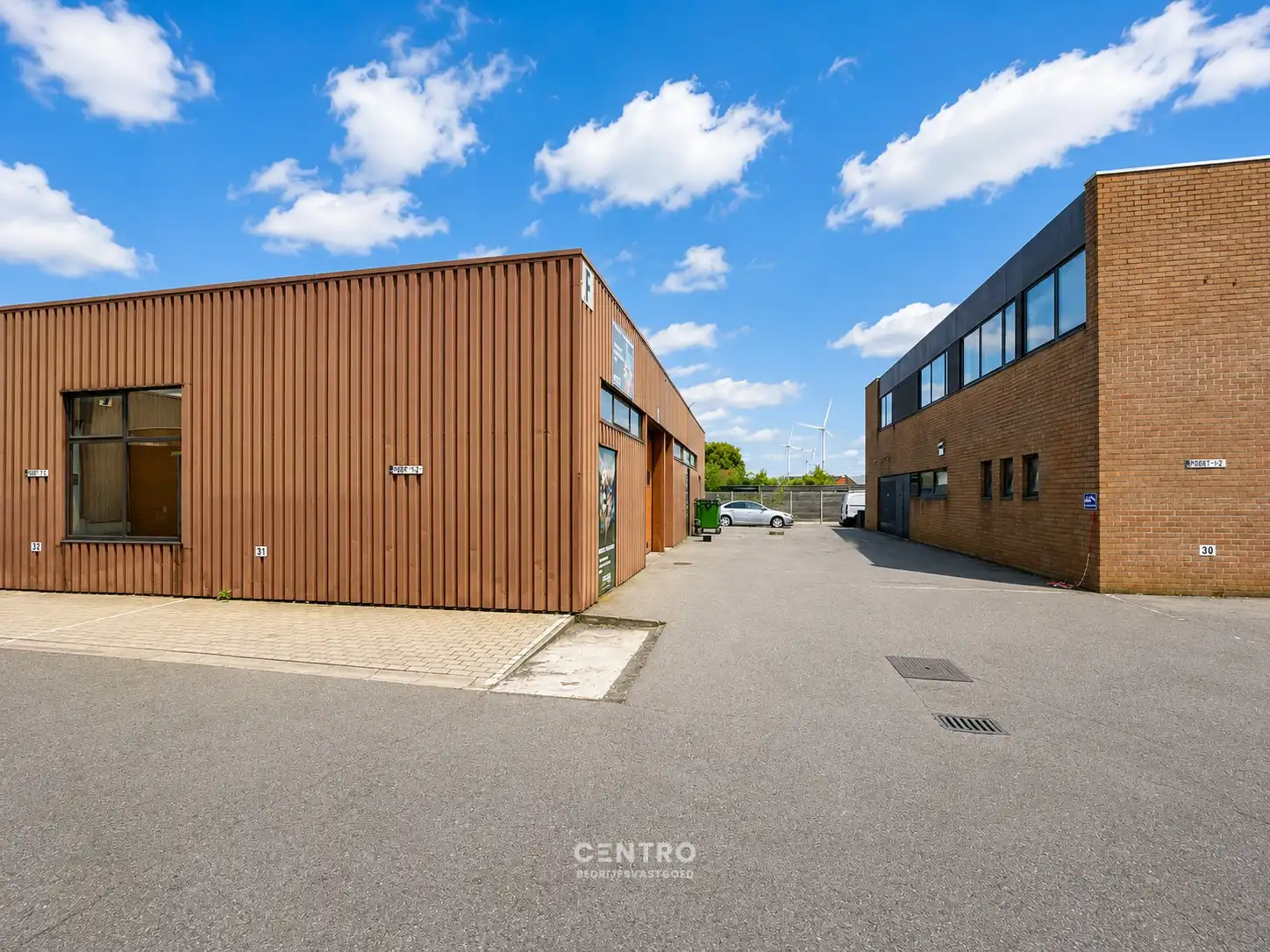 Goed gelegen LOODS/WERKPLAATS (ca.130m2) met  sectionaalpoort en 2 parkeerplaatsen te RUMBEKE. foto 3