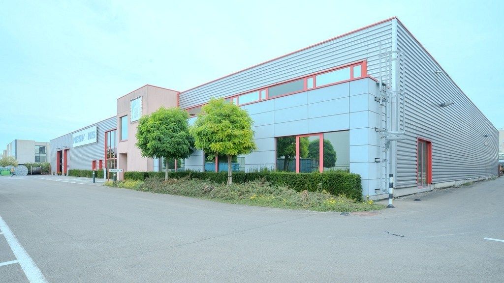 Magazijn met kantoren te huur langs E34 in Beveren foto 2