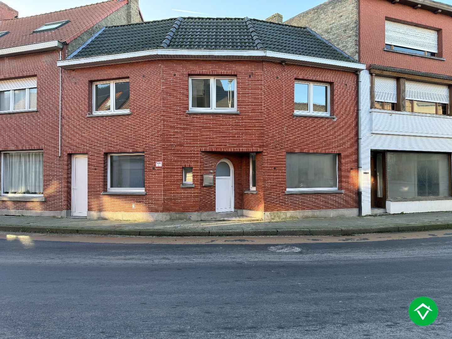 Rijwoning met 3 slaapkamers en koer te centrum Eernegem foto {{pictureIndex}}