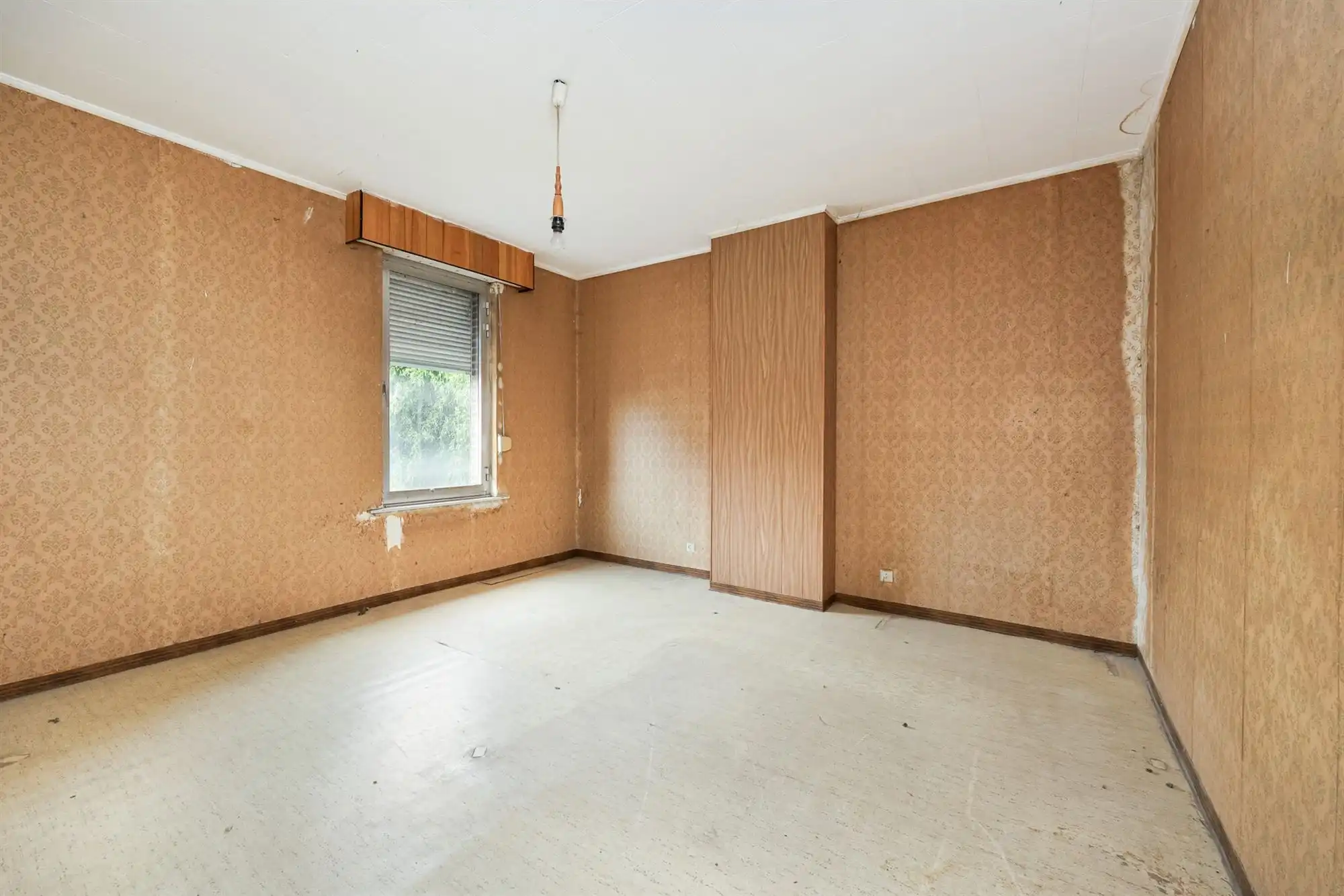 Te renoveren woning met garage, oprit en tuin foto 8