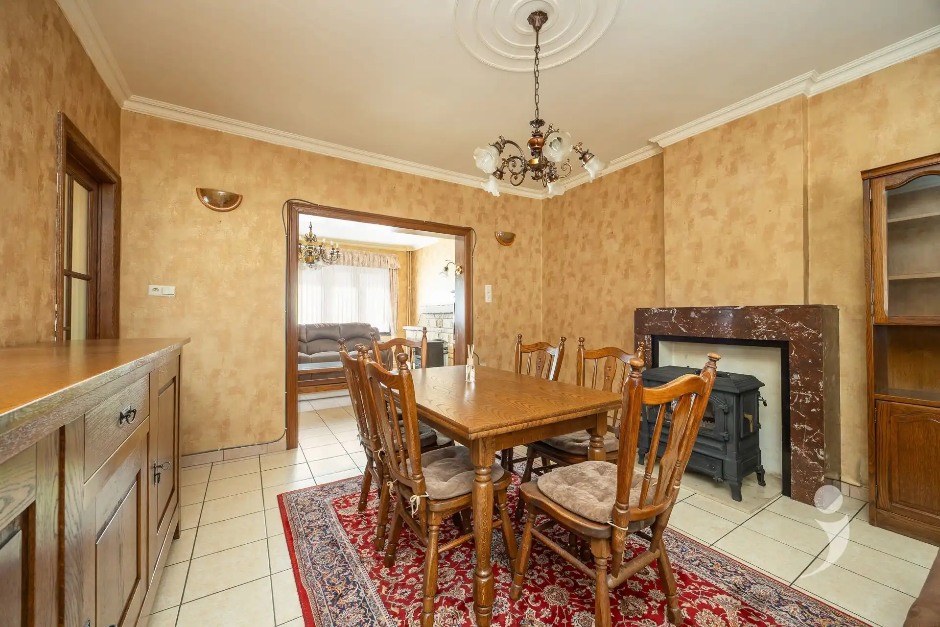 Te renoveren woning met vier slaapkamers!  foto 3