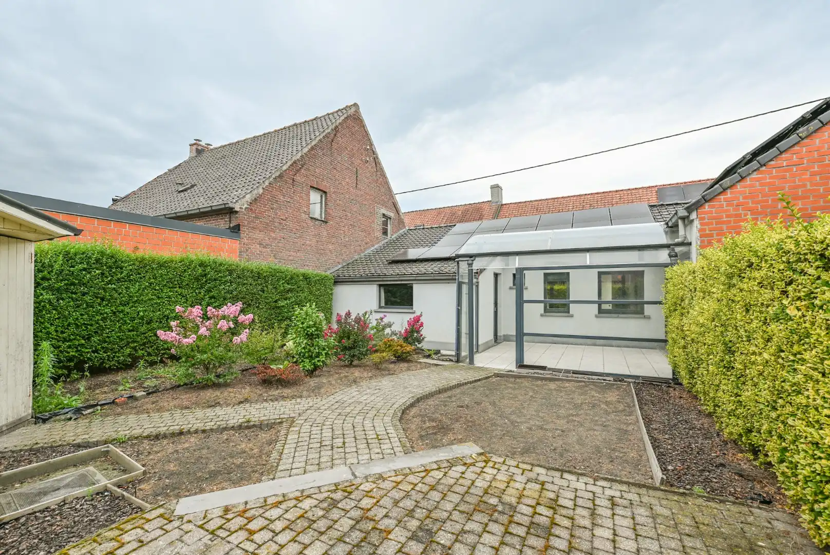 Centraal gelegen woning met 2 slaapkamers, tuin en garage foto 18