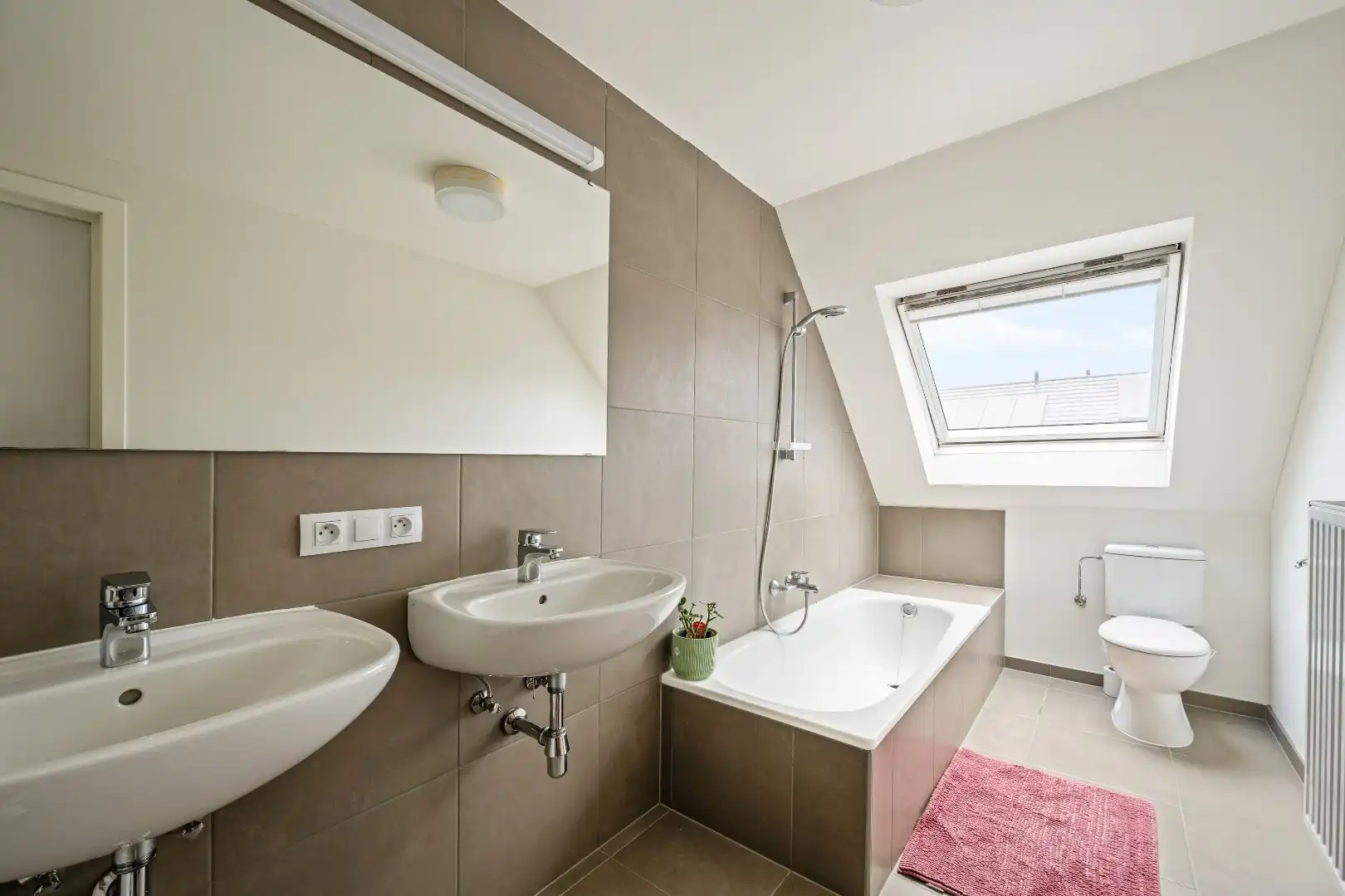 Instapklare halfopen woning met 4 slaapkamers, garage en tuin in Moorslede  foto 15