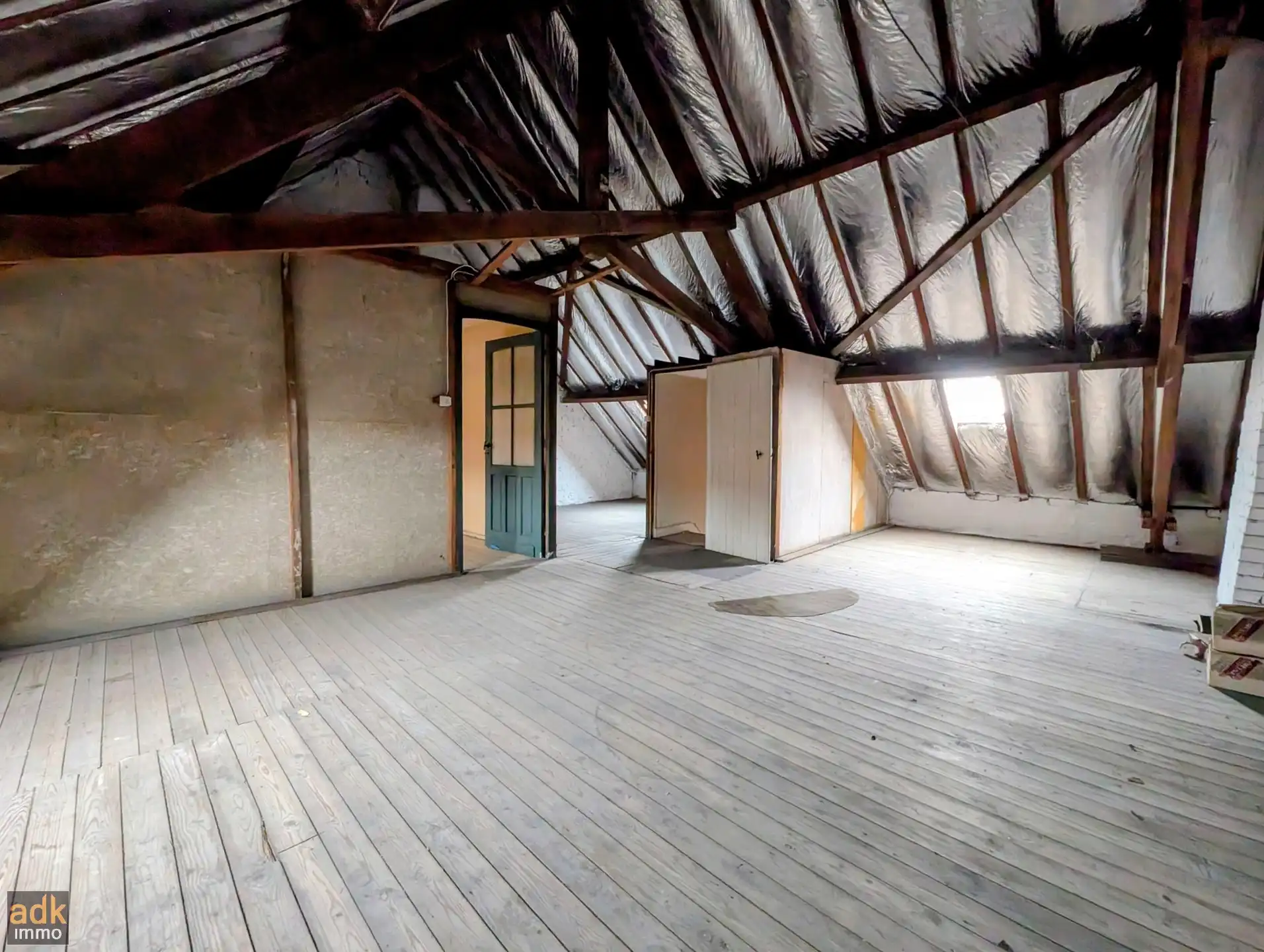 Ruime te renoveren woning met 4 slaapkamers, tuin en garage in Adinkerke te koop. foto 11