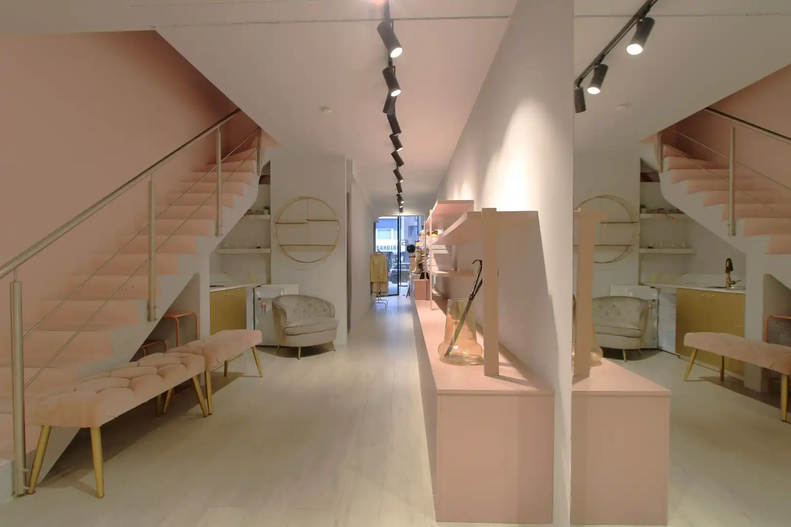 Instapklaar pand met mezzanine te huur Lippenslaan 172 foto 2