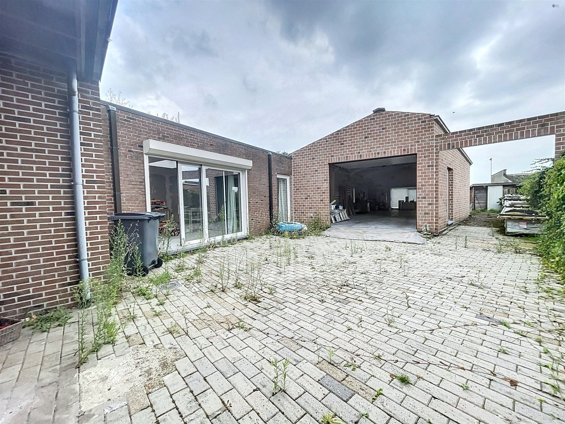 Ruim gelijkvloers appartement met werkplaats/polyvalente ruimte en groot terras. foto 3