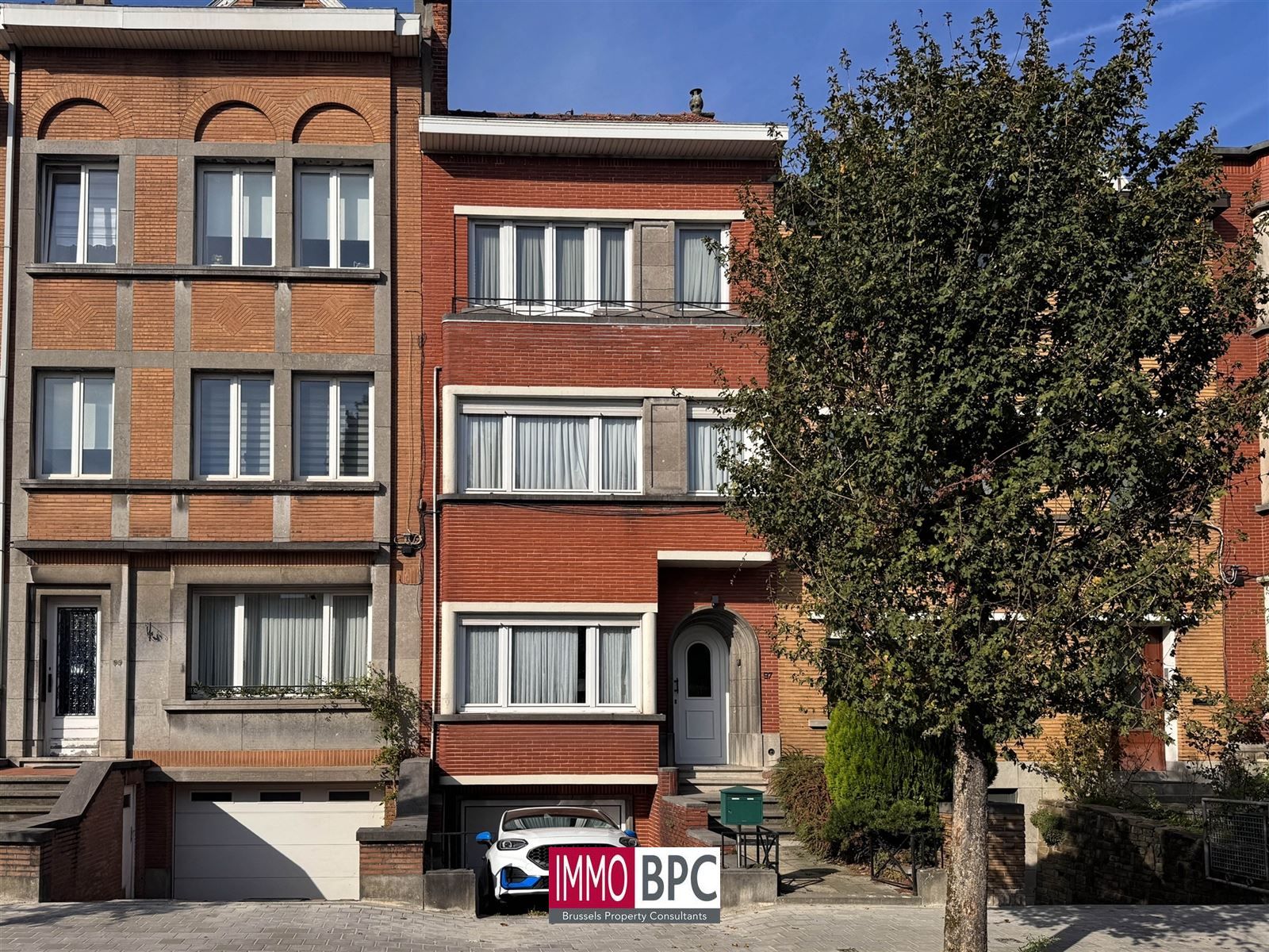 Charmante opbrengsteigendom of meergezinswoning met tuin, terrassen en garage in rustige straat van Anderlecht foto {{pictureIndex}}