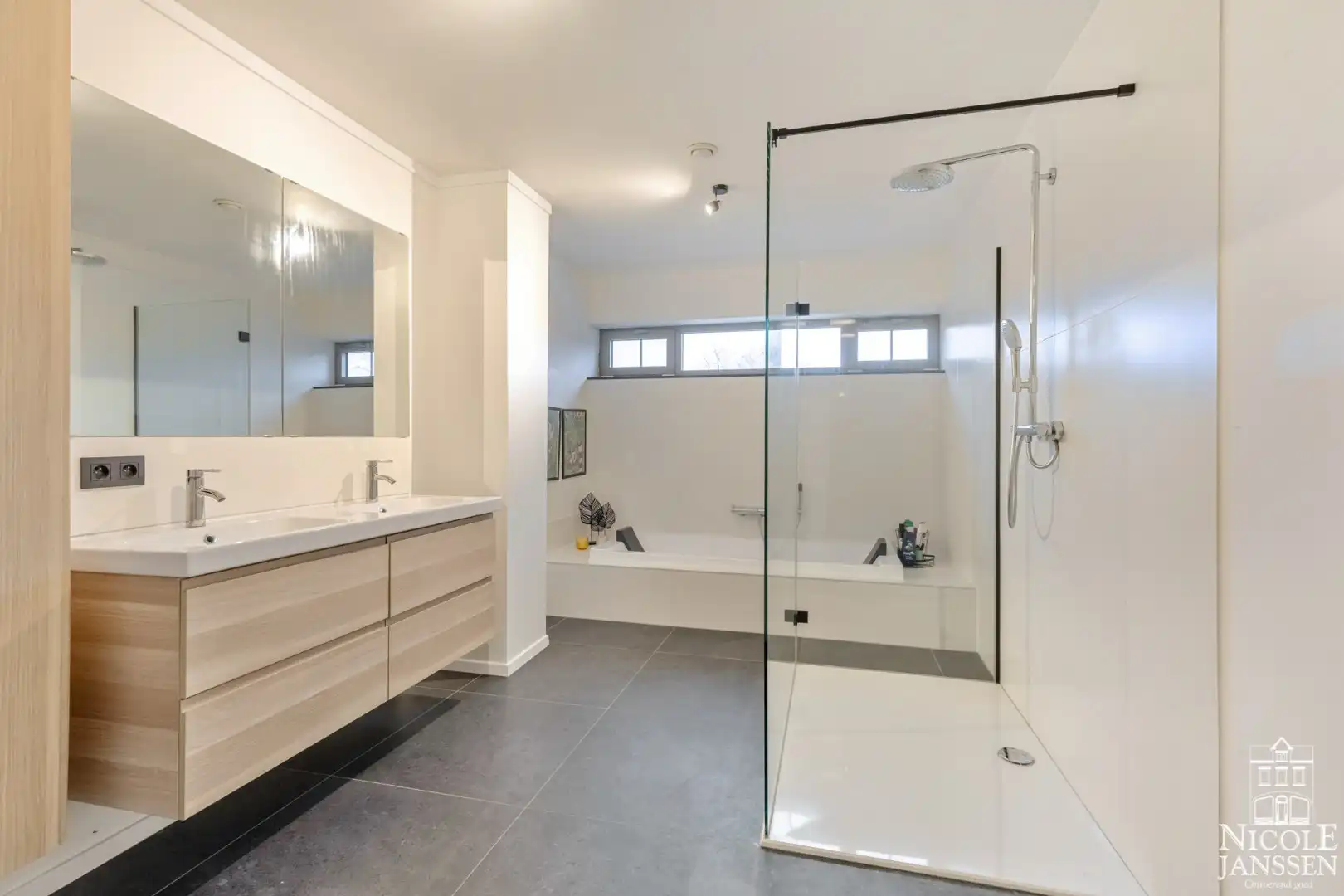 Energiezuinige moderne woning met zonnepanelen en ingesloten tuin foto 17