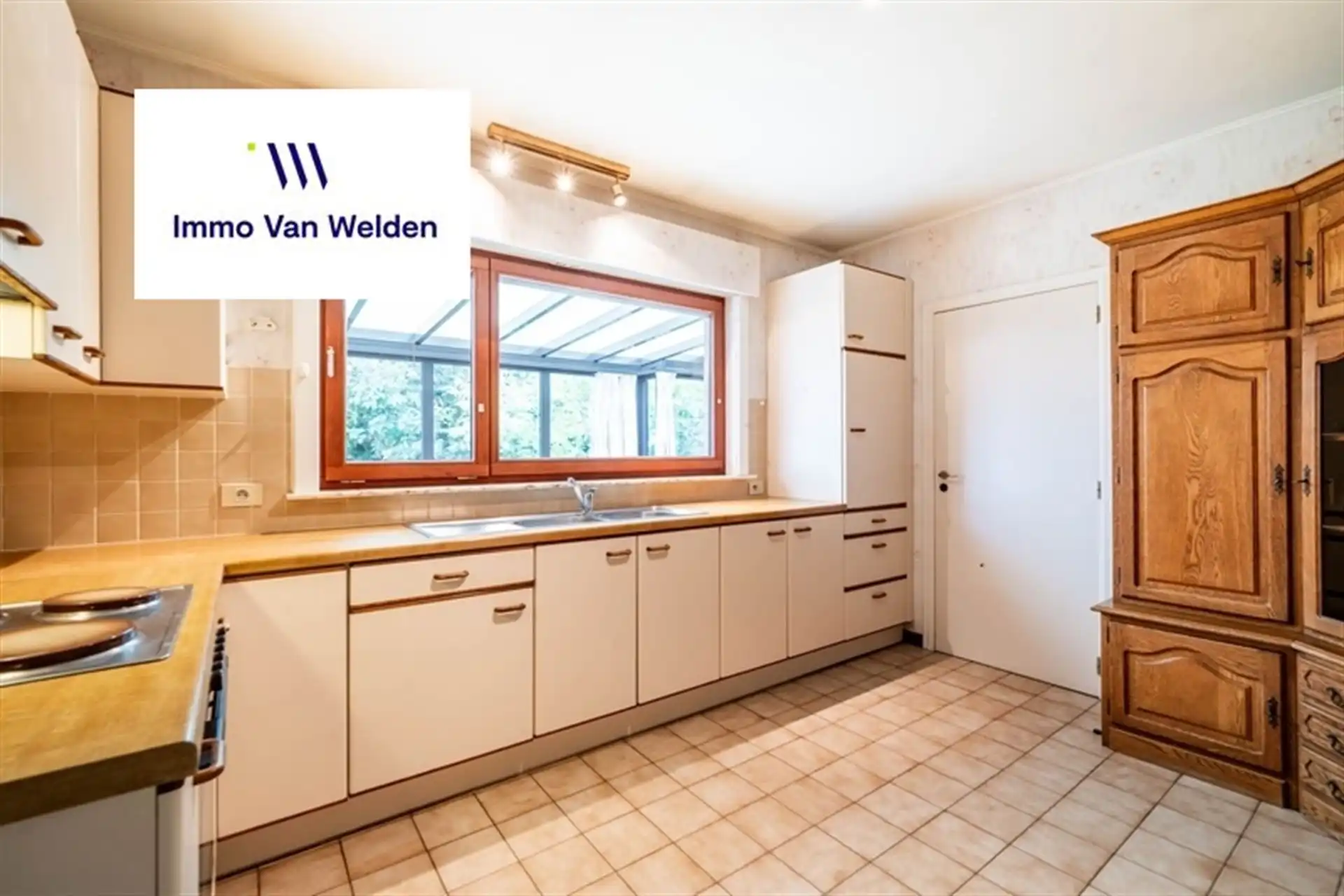 Vrijstaande woning met garage, veranda  en tuin foto 12