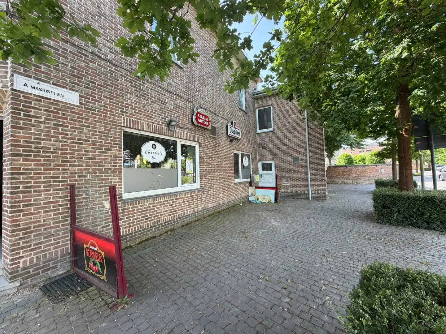 Handelspand te huur nabij het centrum van Lennik foto 3