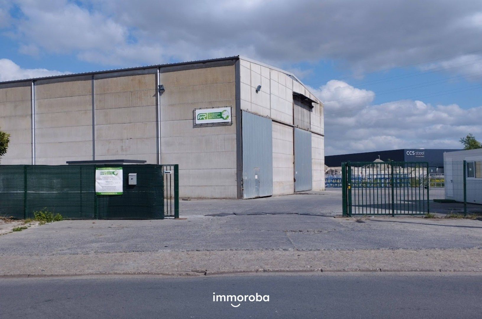 Loods ( 2250m²) met ruime buitenopslag te Sint-Eloois-Vijve foto {{pictureIndex}}