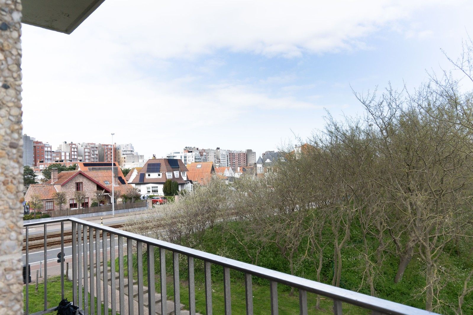 Zeer lichtrijk, op te frissen appartement met 1 kamer en hoekterras foto 8