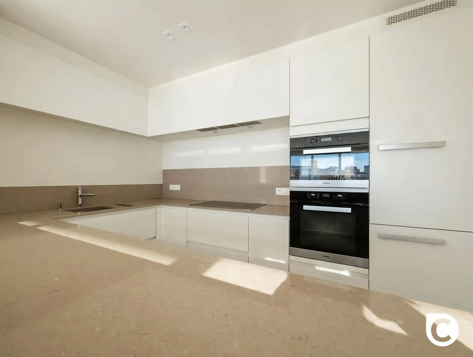 Ruim en licht verzorgd 2-slp appartement met terrassen foto 6