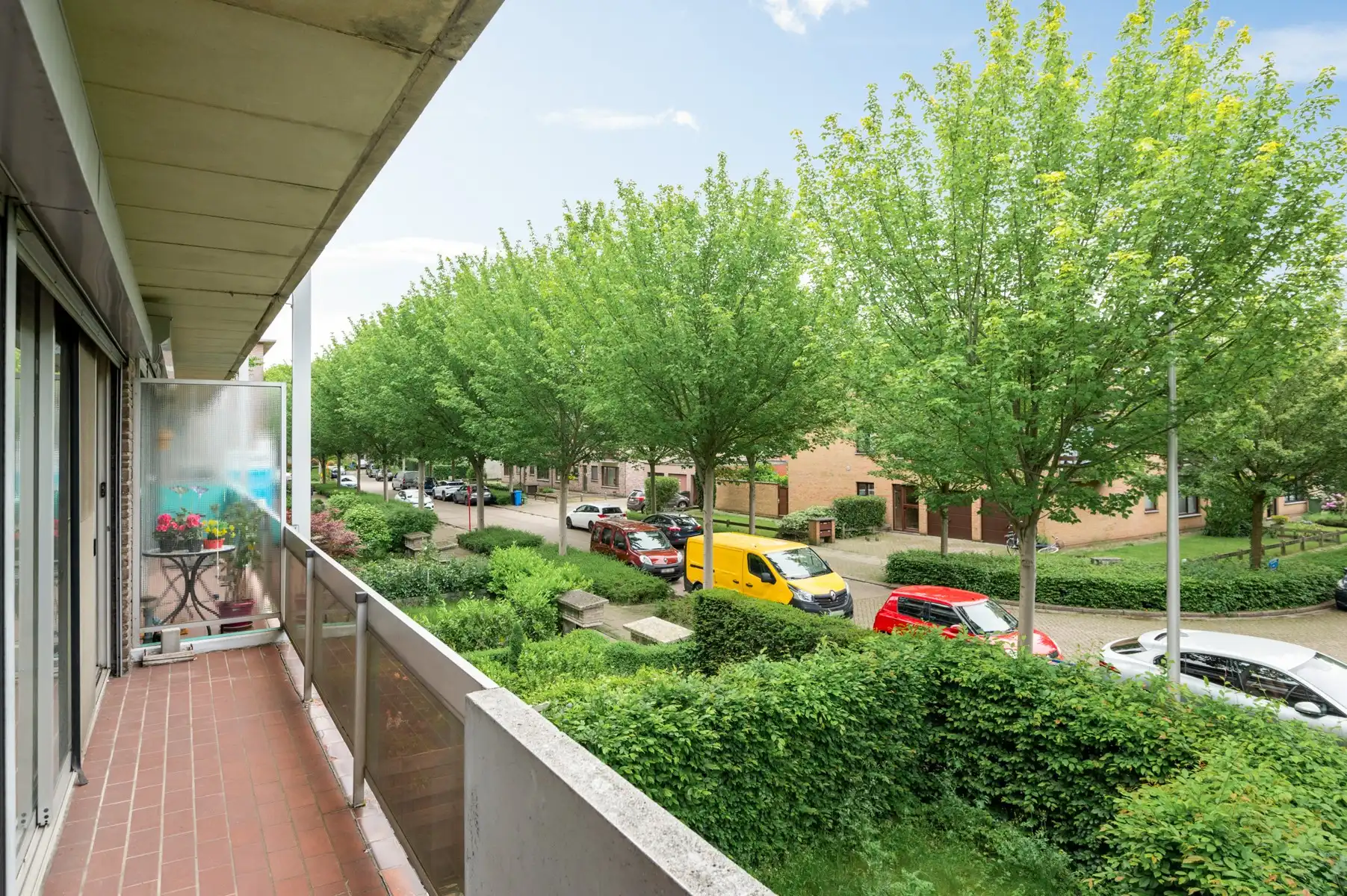 Te renoveren appartement met garage op uitstekende ligging foto 2