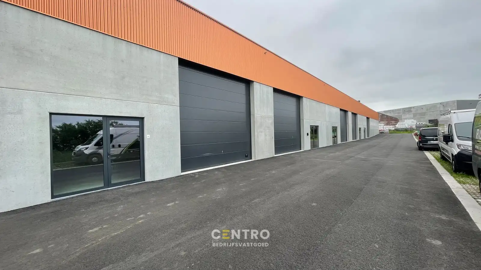 NB MAGAZIJN (335m²) inclusief 1 private PARKEERPLAATS op industriezone "Schatting" te Zedelgem foto {{pictureIndex}}
