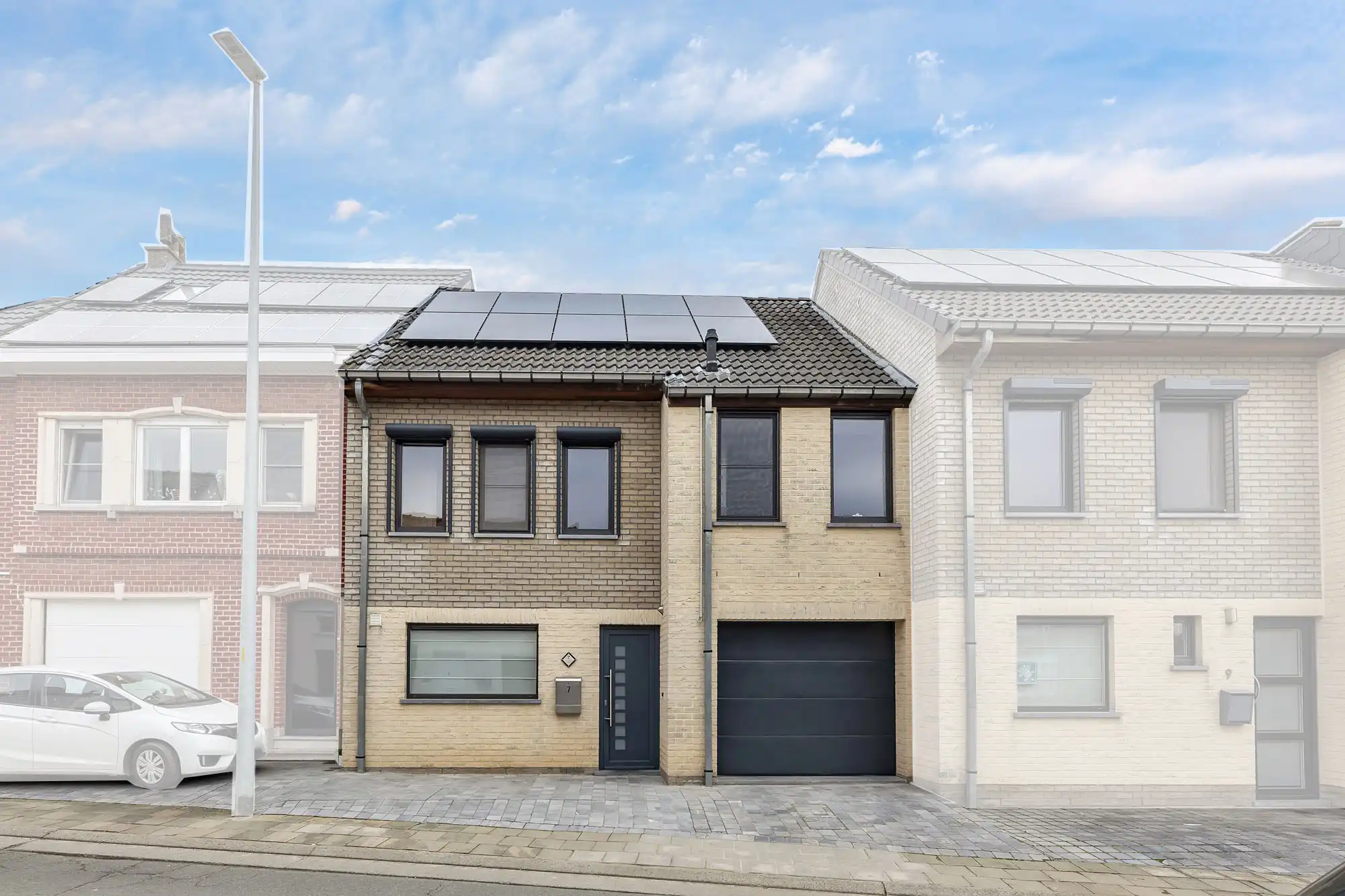 Instapklare woning met garage en tuin foto {{pictureIndex}}