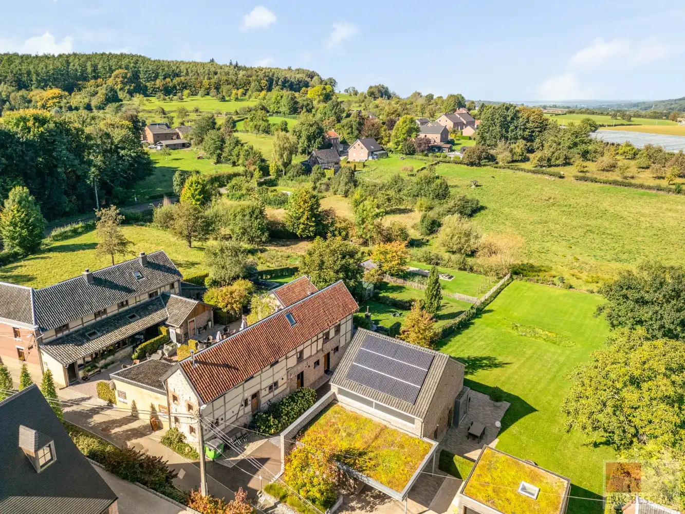 Indrukwekkend en uiterst charmant vakwerk landhuis, Veurs 31 te Sint-Martens-Voeren hartje Voerstreek. foto {{pictureIndex}}