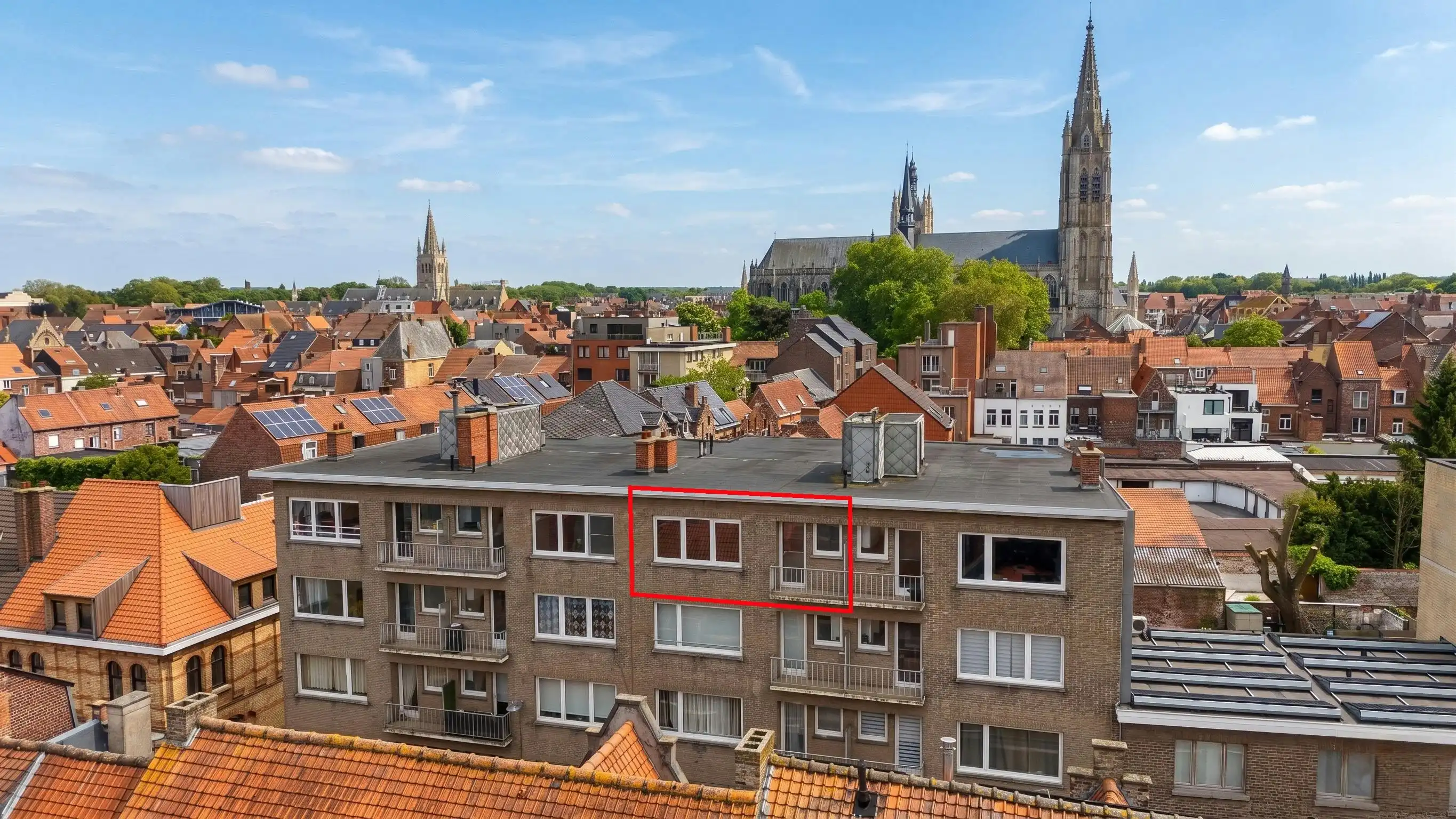 Op te frissen appartement met 2 slaapkamers in Ieper foto {{pictureIndex}}
