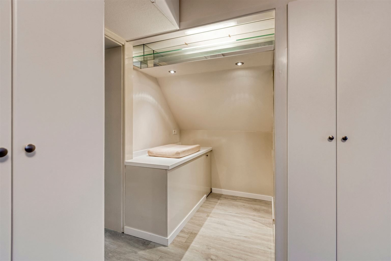 Vrijstaande woning met 3 slaapkamers, inpandige garage en een omheinde tuin, rustig gelegen nabij het centrum van Maaseik. foto 24