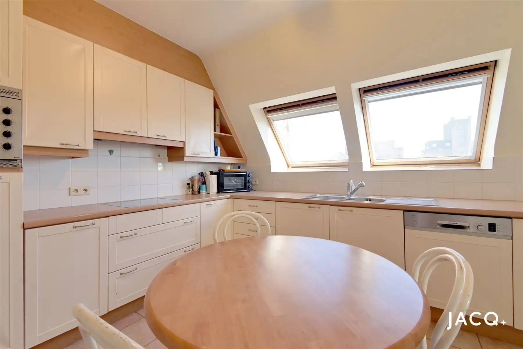 Instapklaar dakappartement met 2 à 3 slpk's, terras en mogelijk autostaanplaats! foto 9