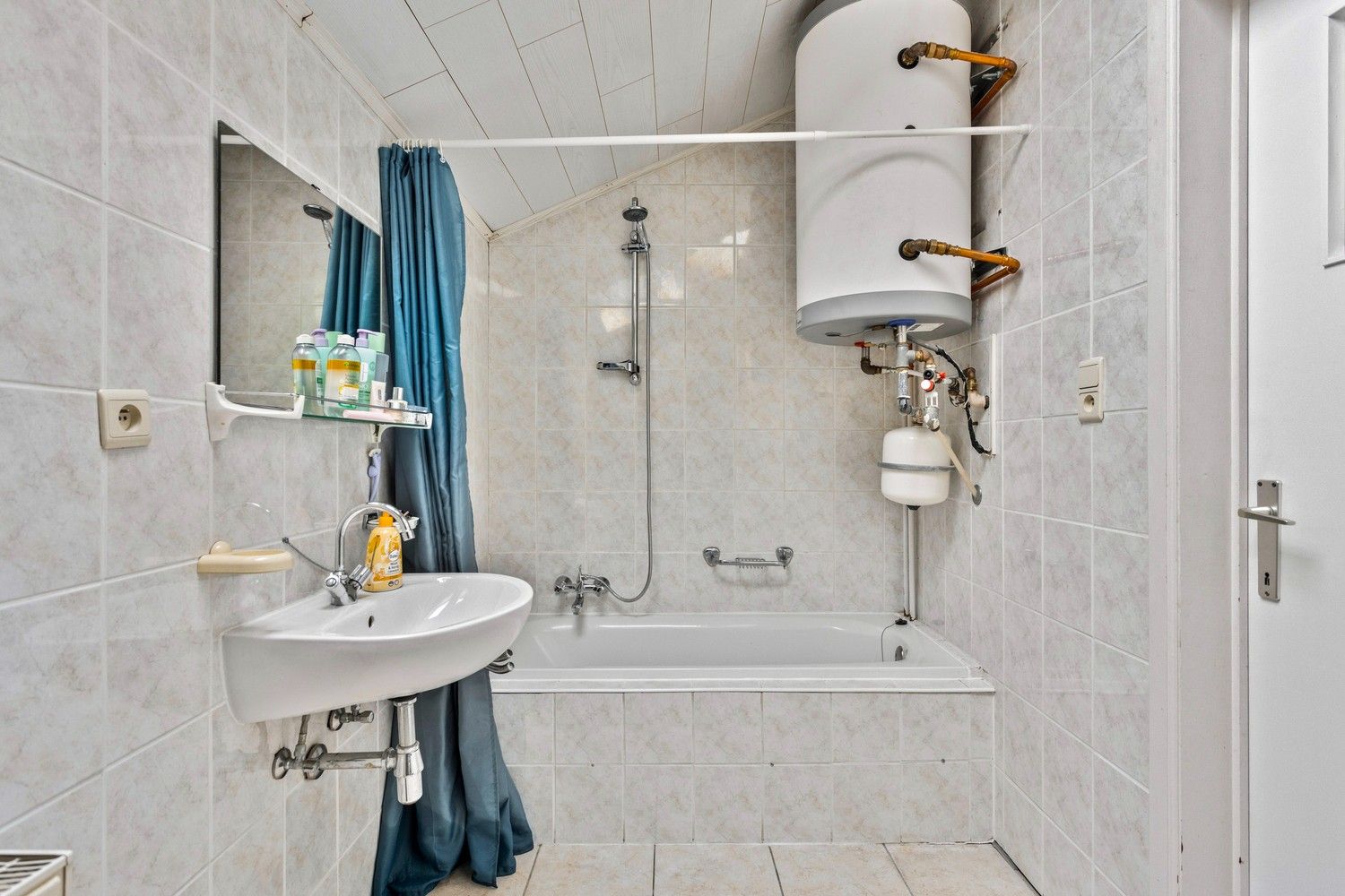 Op te frissen gezinswoning met 3 ruime slaapkamers én veel potentieel in het centrale Kesselt, Lanaken foto 18