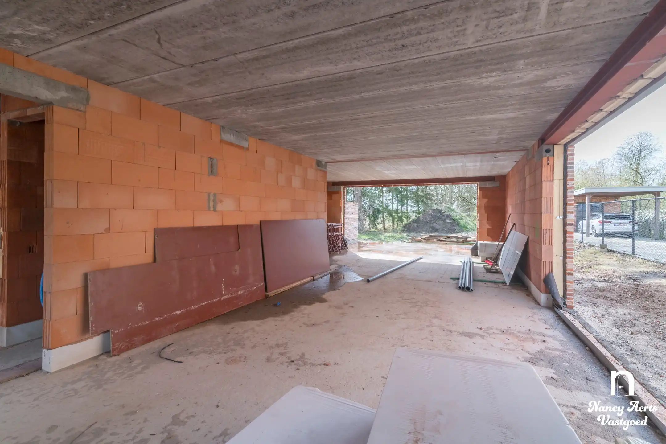 Ruime halfopen woning in opbouw met terras in rustige straat foto 3