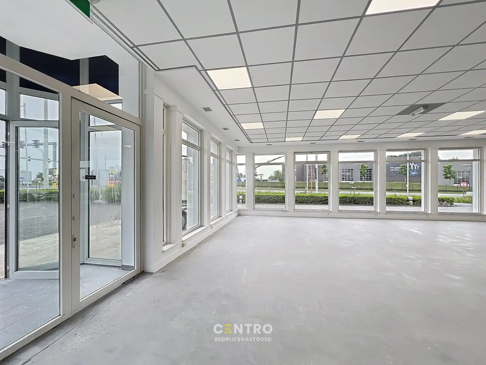 Schitterend gelegen KANTOOR/WINKELRUIMTE (AAA-locatie met TOP visibiliteit !) te Roeselare. foto 3