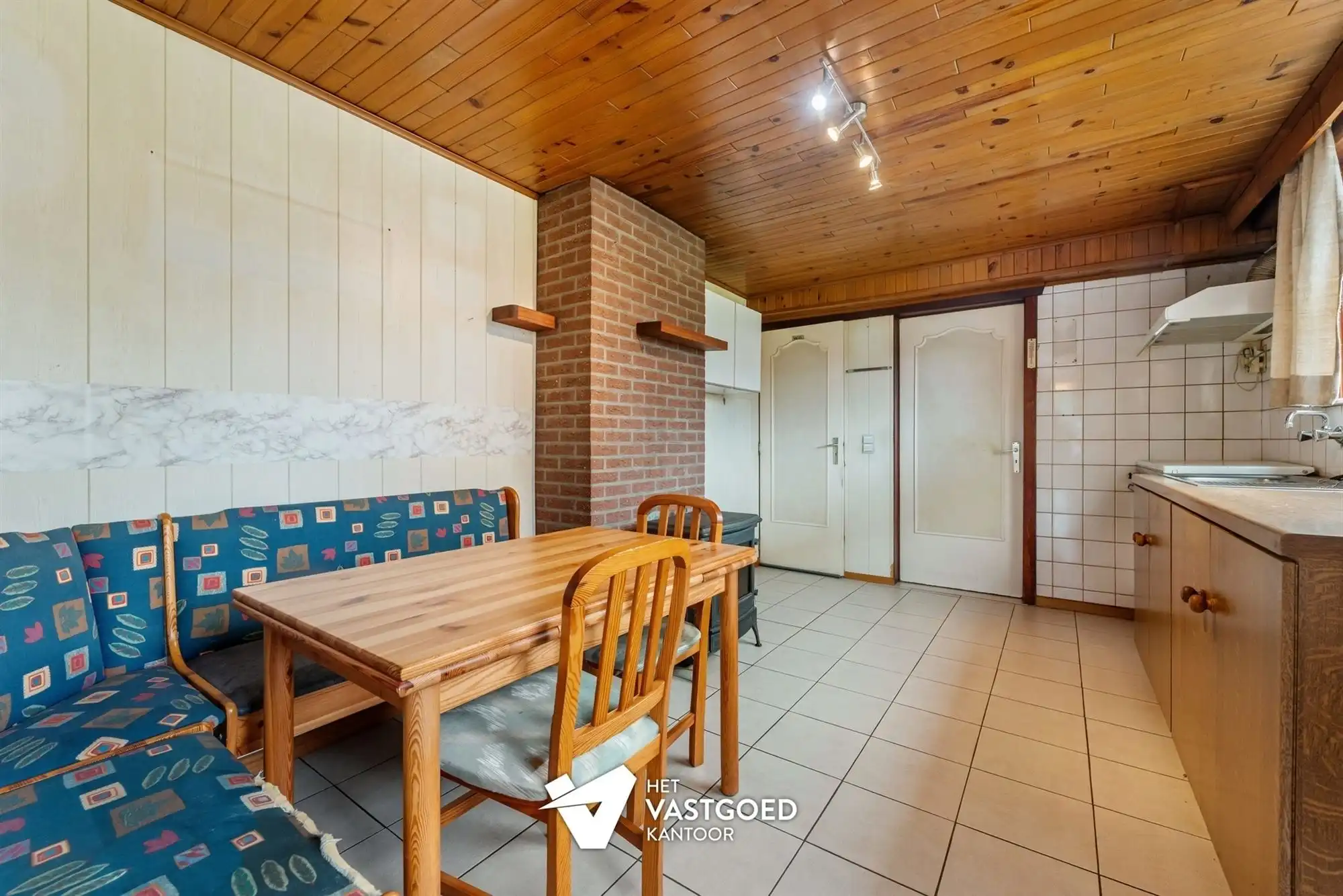 CHARMANTE TE RENOVEREN WONING, RUSTIG GELEGEN OP EEN RUIM PERCEEL VAN 11 ARE. foto 8