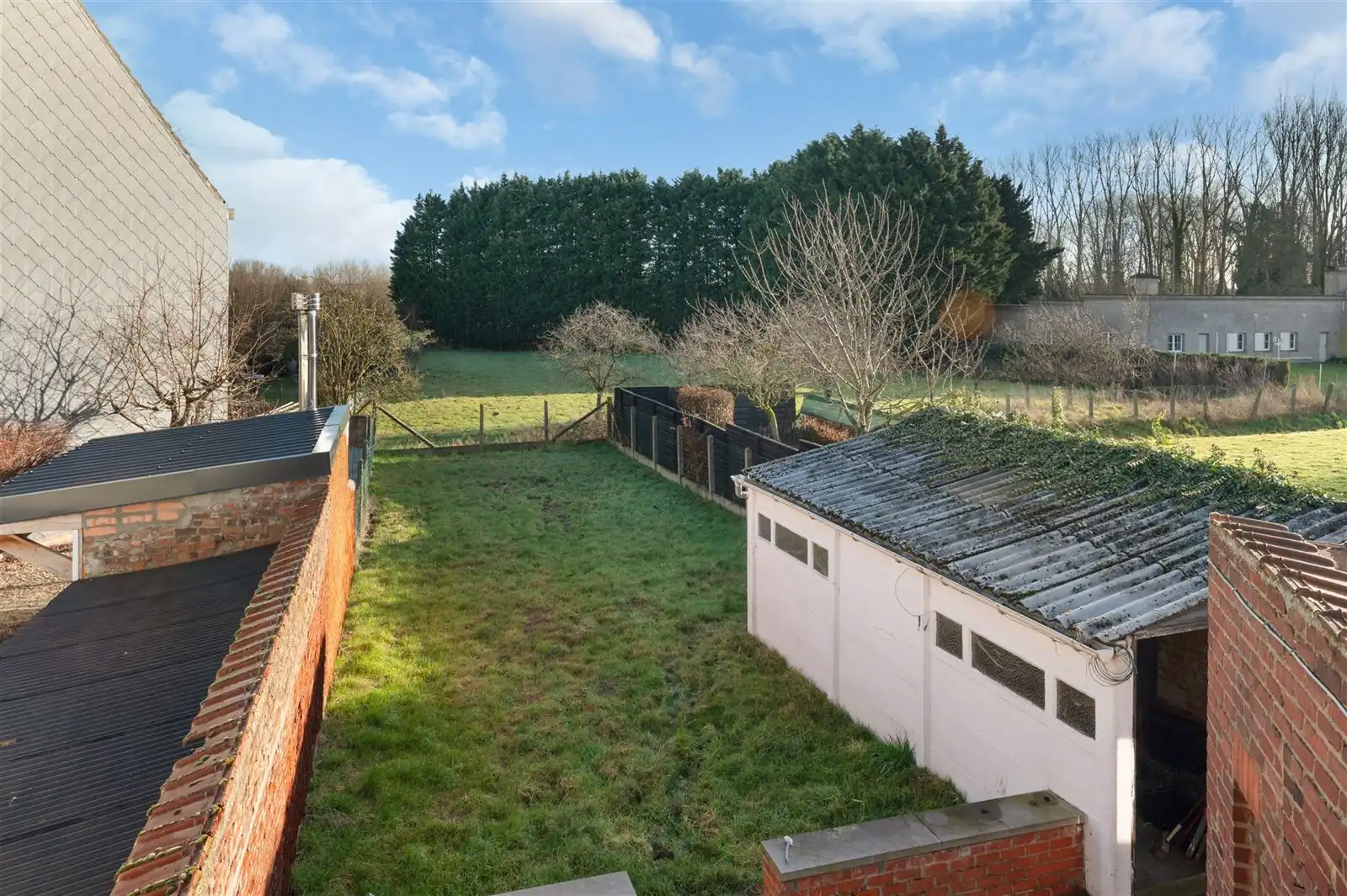Deels te renoveren gezinswoning met garage en tuin foto 16
