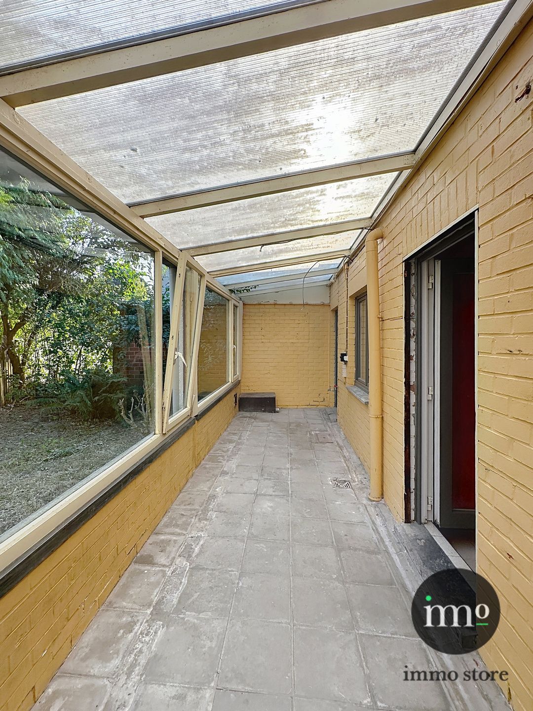 Deels te renoveren 3-gevel met mooie tuin en garage. foto 4