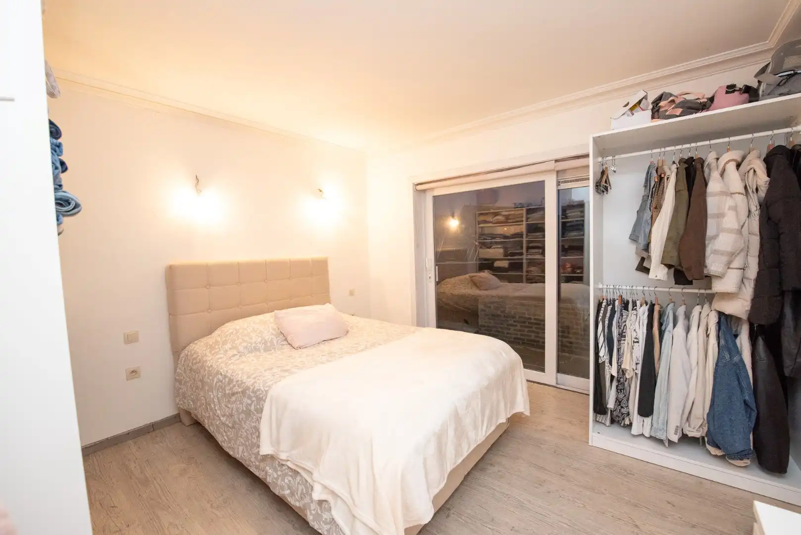 Modern gerenoveerd 1-slaapkamer appartement met berging en terras in Waregem  foto 5