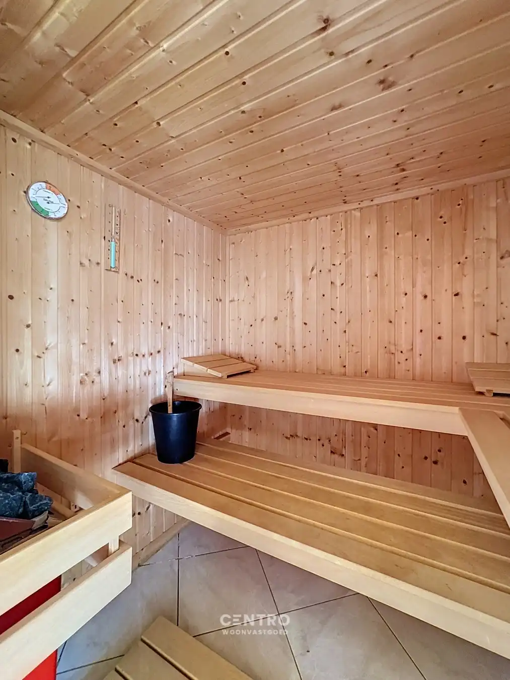 Ruime woning met opslagruimte in aangename omgeving! foto 25