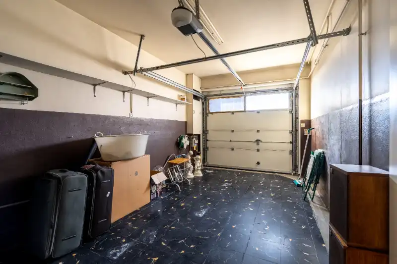 Ruime woning met tuin, 2 garages en 4 slaapkamers. foto 11