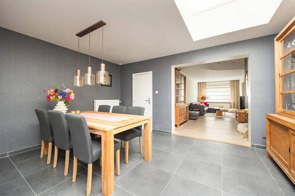 Ruime instapklare woning vlakbij het Rivierenhof foto {{pictureIndex}}