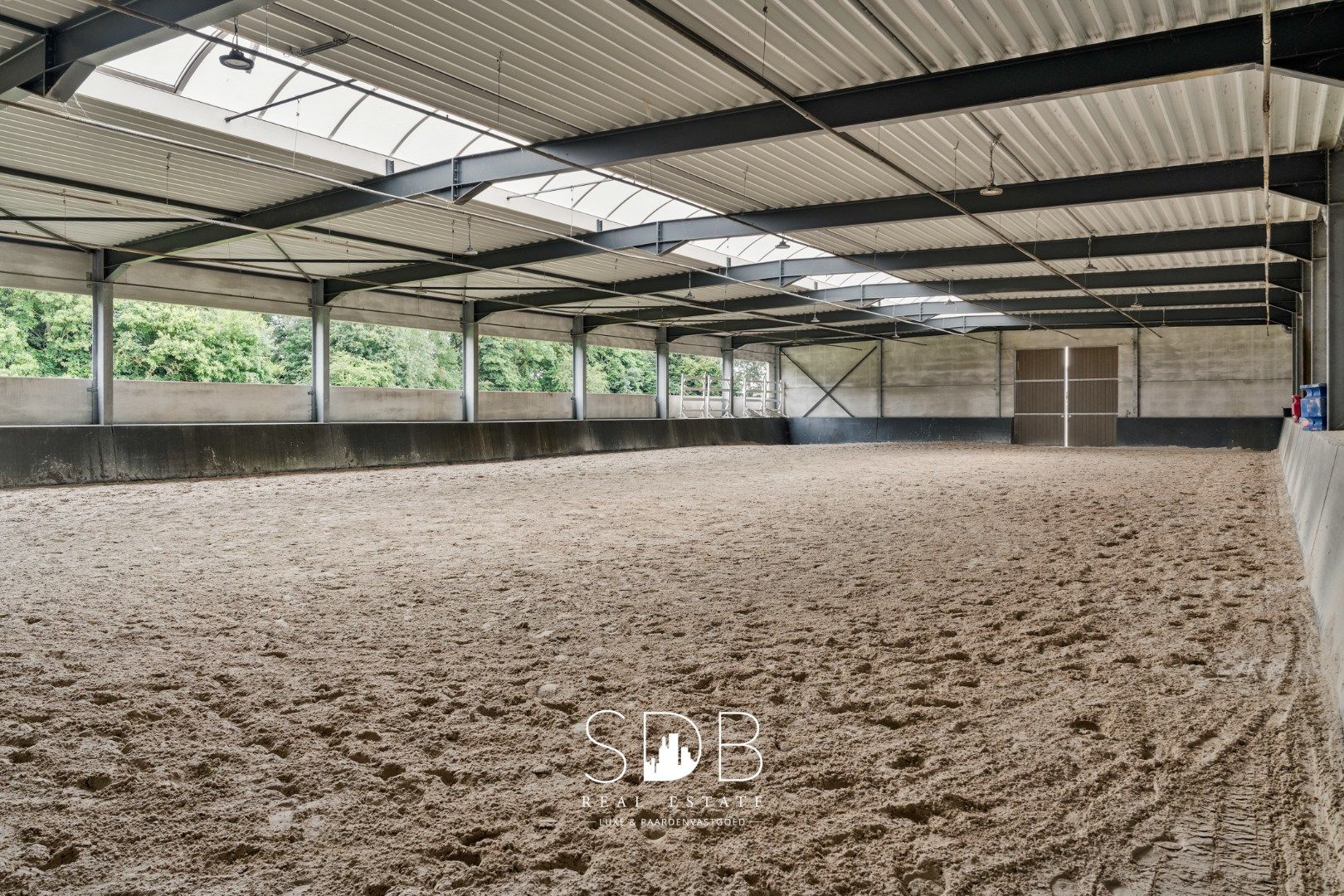 Prachtige villa met hippische accommodatie en graslanden op +/- 23 ha foto 4