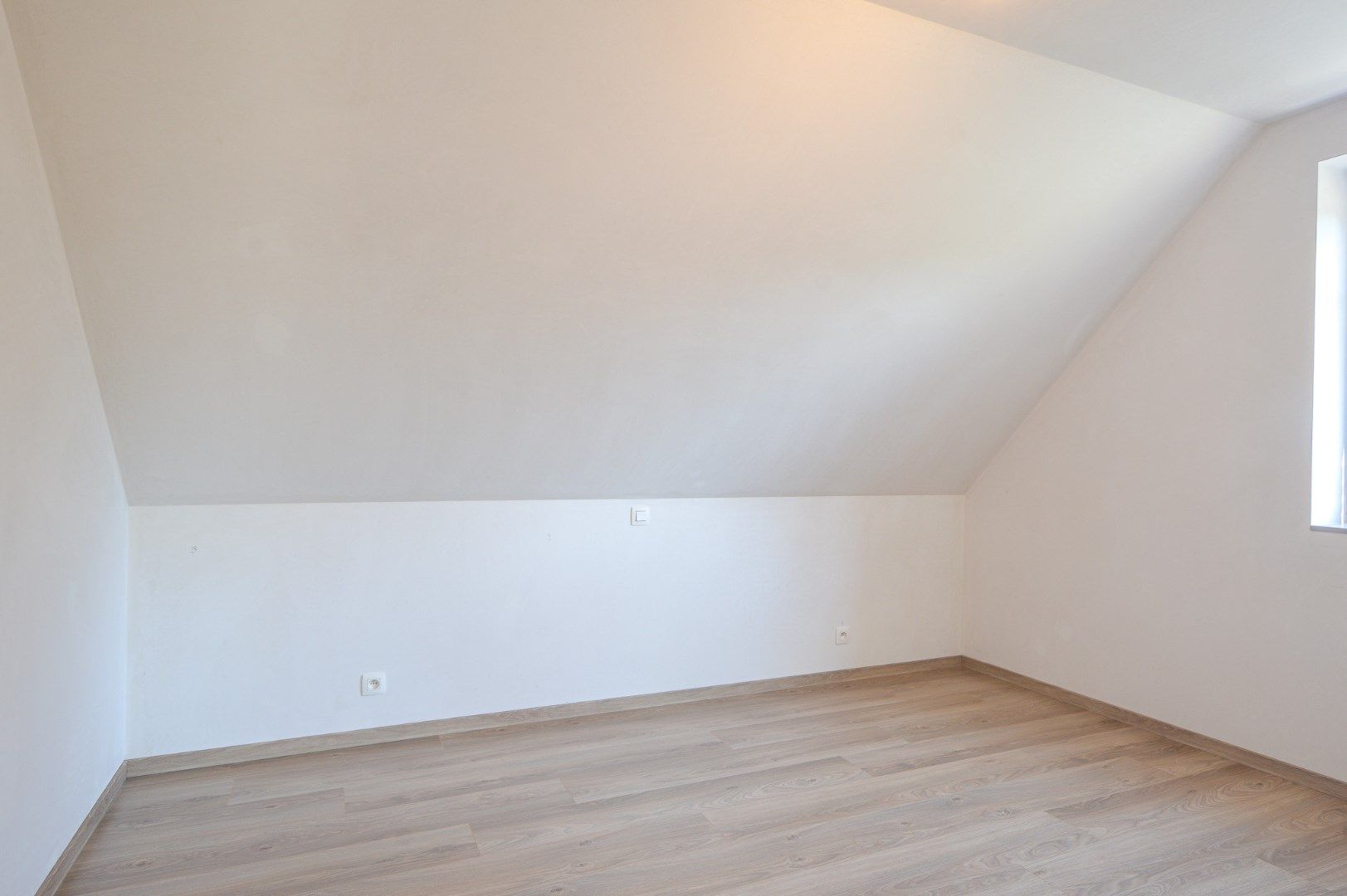 Halfopen nieuwbouwwoning te huur in Roksem.  foto 11