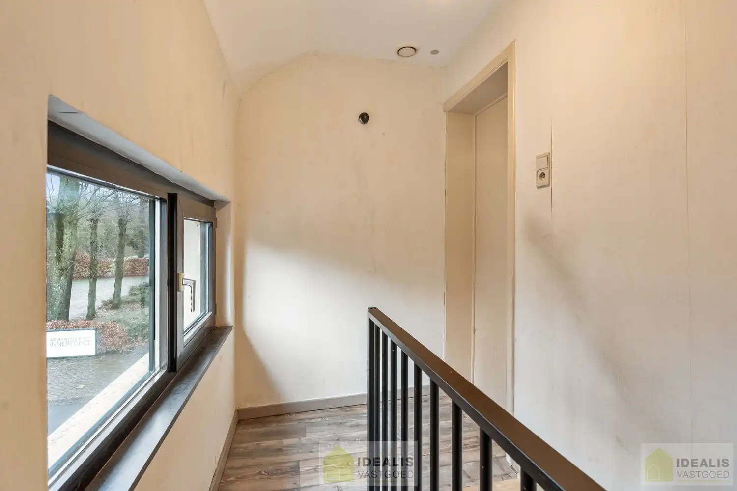 IDEALIS VASTGOED – CHARMANTE EENGEZINSWONING TE WIJCHMAAL, PEER! Deze woning omvat ca. 102m² bewoonbare oppervlakte op een perceel van 2a24ca met op het gelijkvloers inkomhal, bureau, woonkamer, keuken, toilet en berging. Op de verdieping 2 slaapkamers, dressing (mogelijkheid tot 3de slaapkamer in dressing) en badkamer. Uiterst geschikt voor kandidaten op zoek naar een betaalbare woning. foto 9