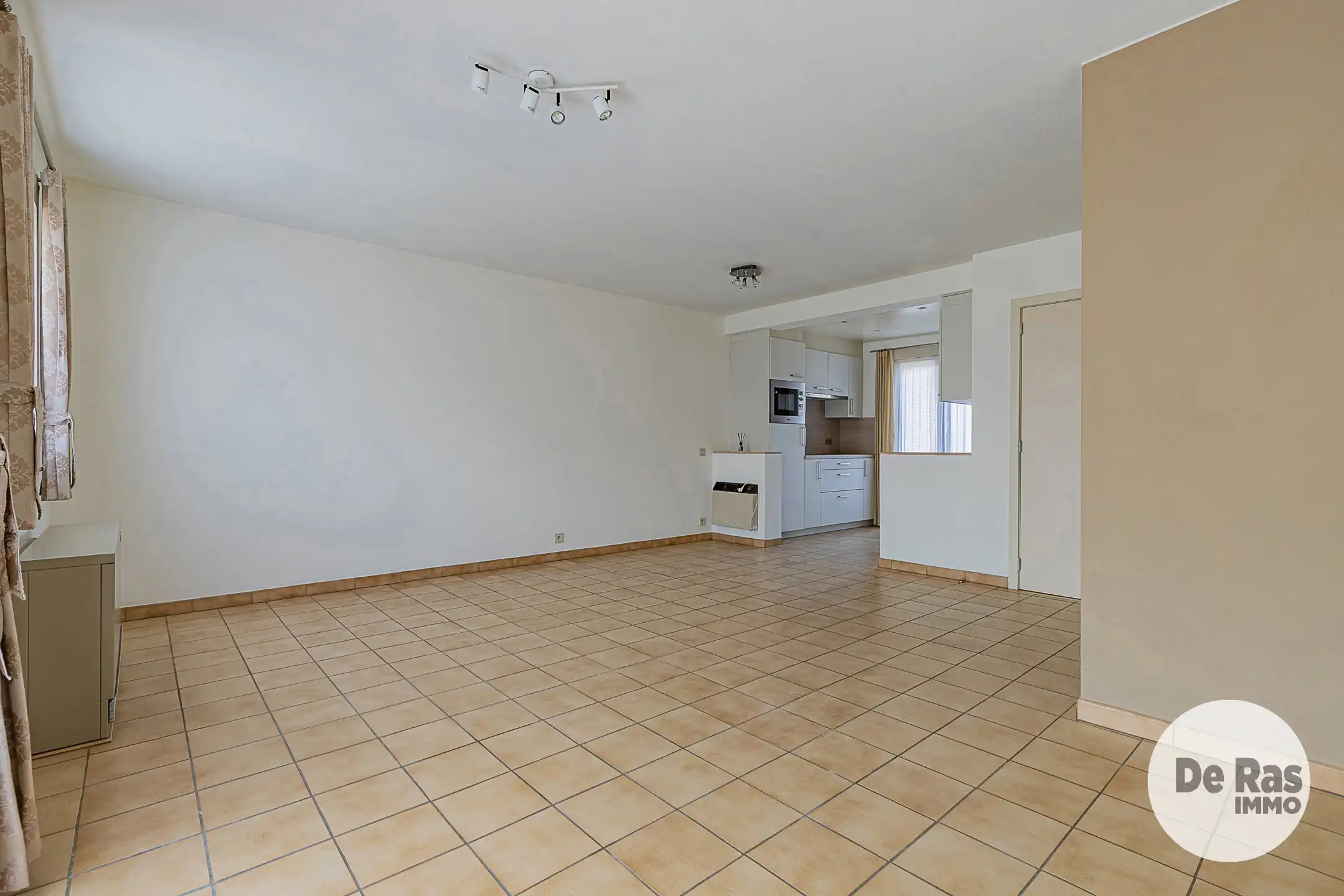 HERZELE- Ruim appartement met terras en garage. foto 4