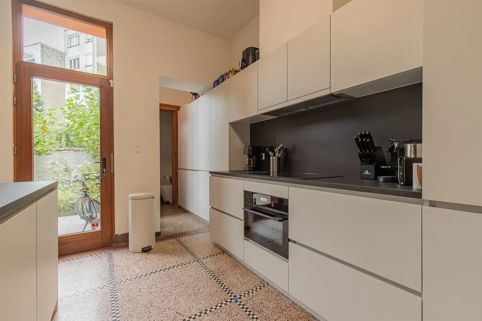 Karaktervol herenhuis met 4 slaapkamers, 2 badkamers en tuin op topligging in Jette foto 5