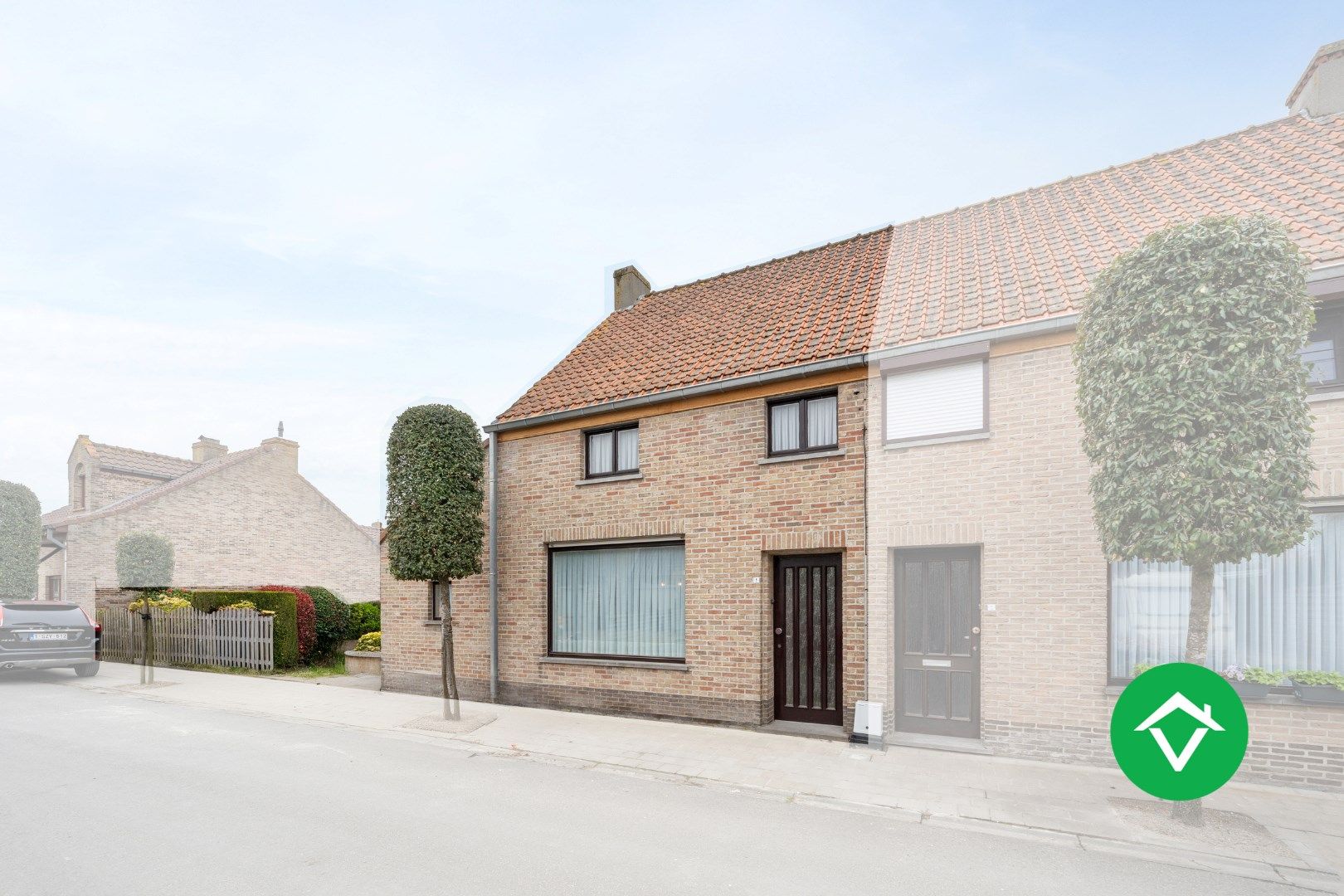 Woning met 4 slaapkamers en dubbele garage in rustige straat te Koekelare  foto 2