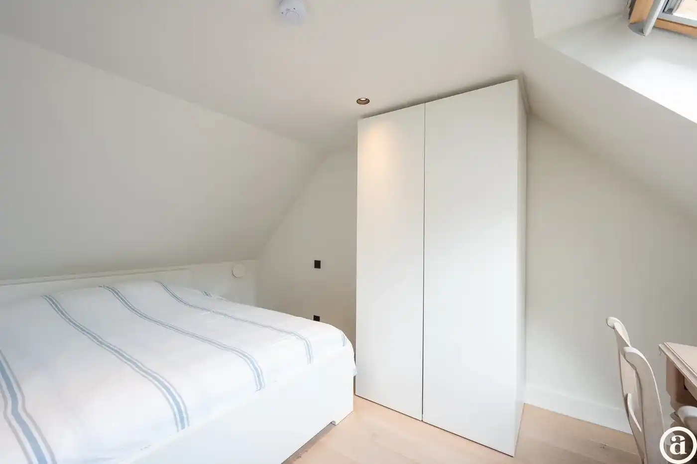 Ruime, recente hoekwoning gelegen vlakbij de groentenmarkt   foto 14