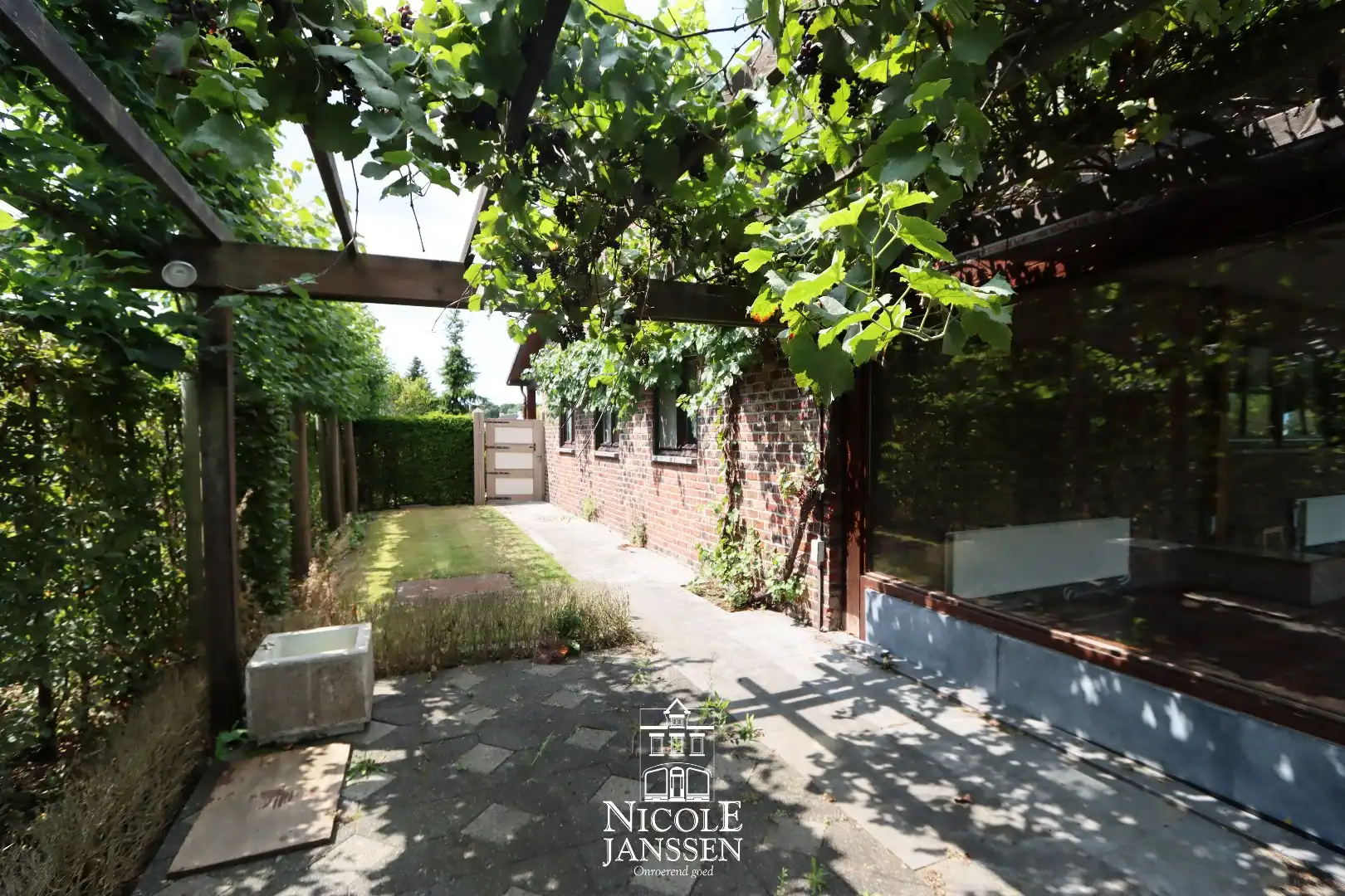 Ruime woning met grote kelder  foto 23