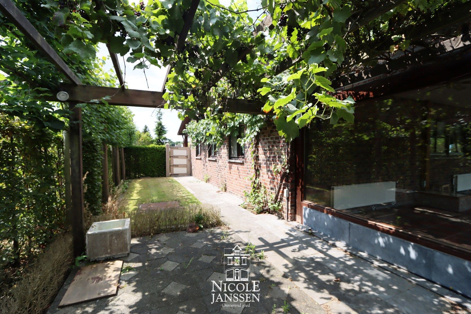 Ruime woning met grote kelder  foto 23