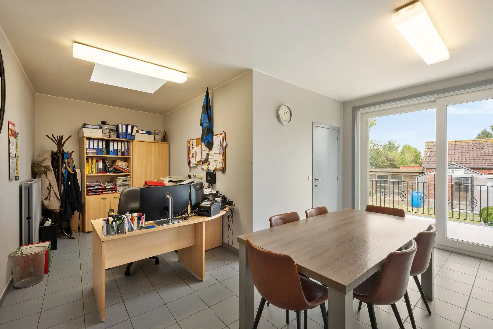 COMMERCIËLE HANDELSWOONST MET 3 SLPKS, GROTE GARAGE EN GUNSTIG EPC foto 10