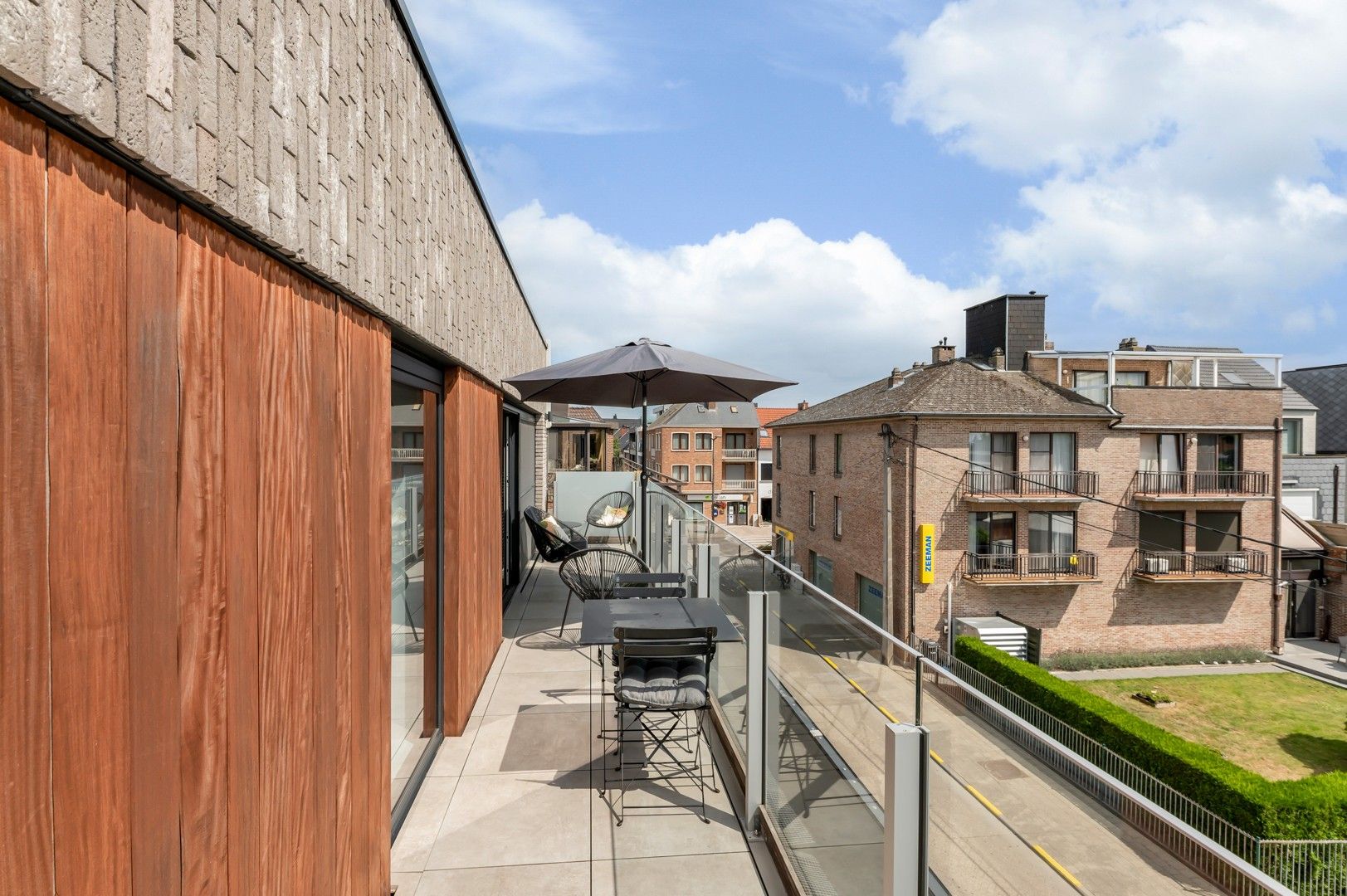 Instapklaar dakappartement met terras in het centrum van Putte foto 2