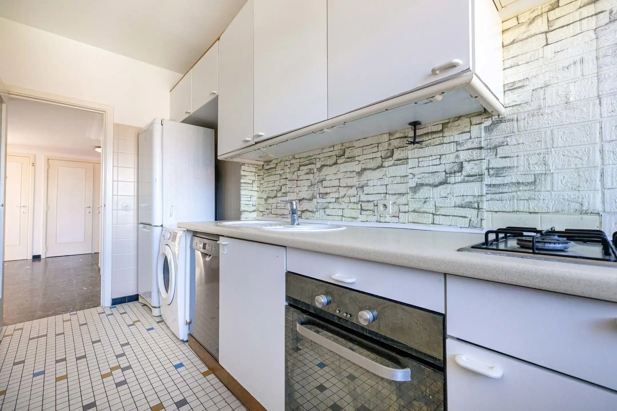 LAKEN : APT met 2 slaapkamers, terras en veel potentieel foto 4